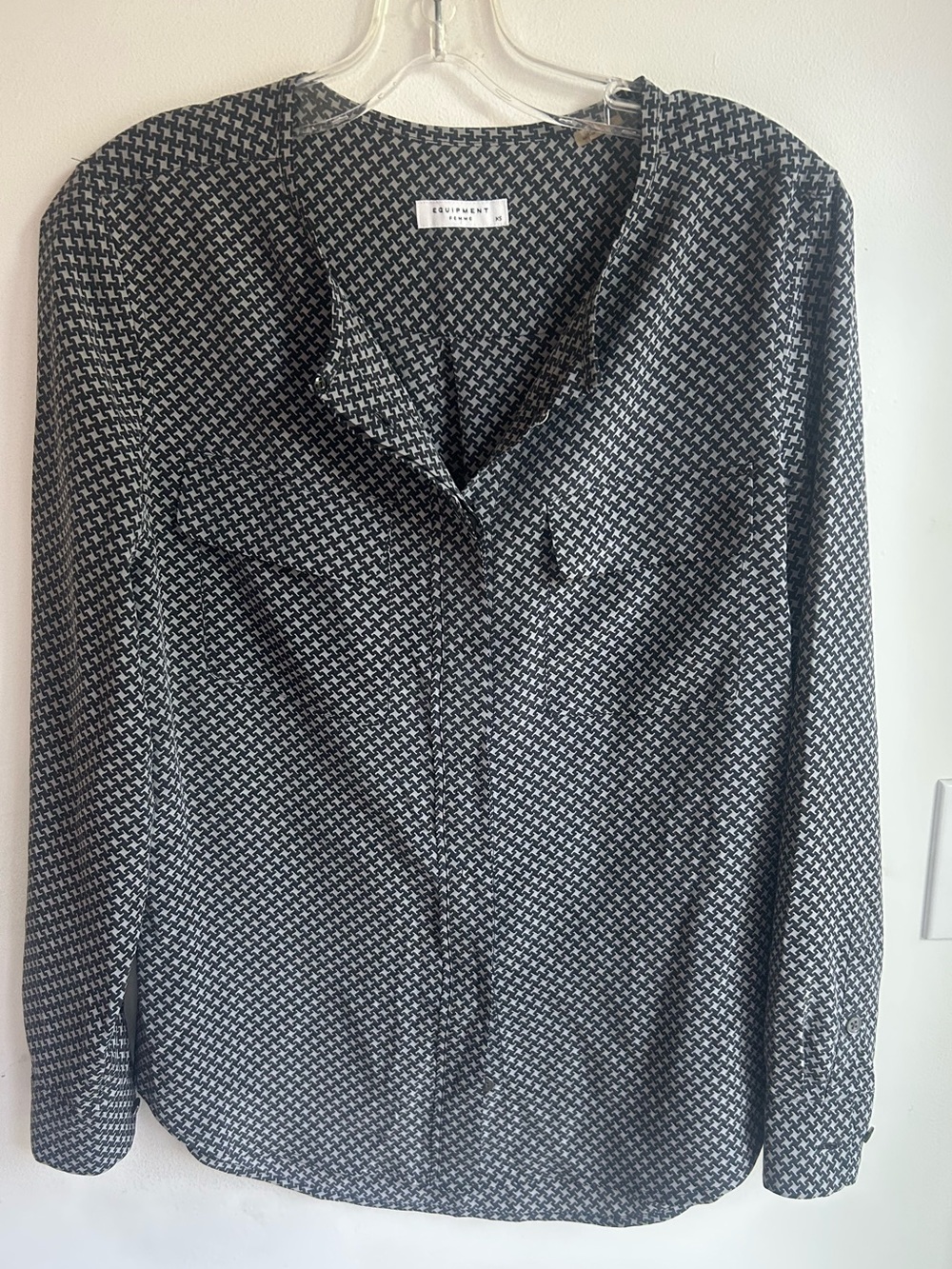 Equipment Femme blouse black and white button-down. Women’s XS. 100% silk